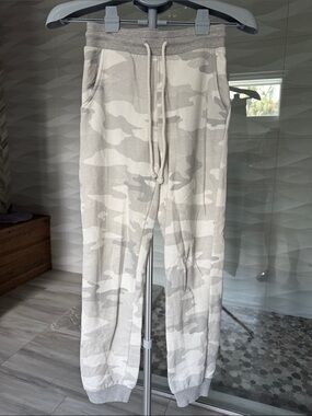 American Eagle Outfitters Women’s Light Gray Camo Jogger Pants XXS